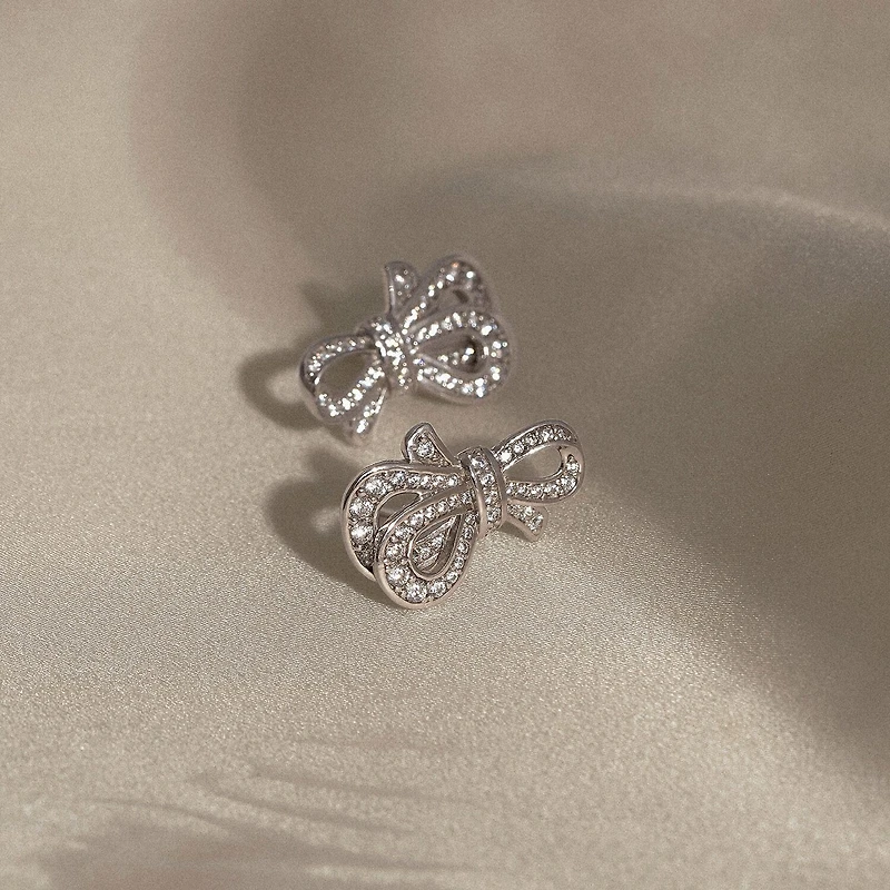 Diamonart Marilyn Monroe Simulated White Cubic Zirconia Platinum Over Silver 12.6mm Round Stud Earrings