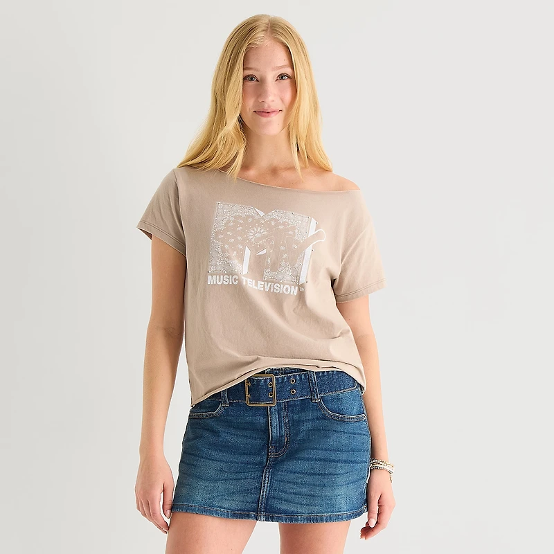 MTV Off The Shoulder Womens Juniors Boat Neck Short Sleeve Regular Fit Graphic T-Shirt