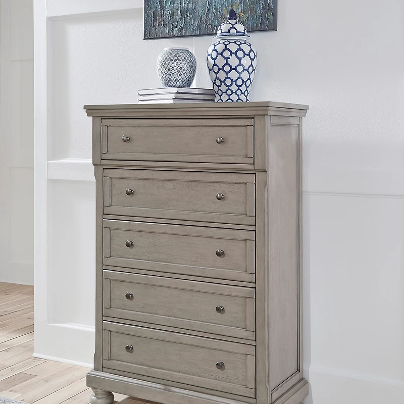 Signature Design by Ashley Lettner 5-Drawer Chest of Drawers in Light Gray