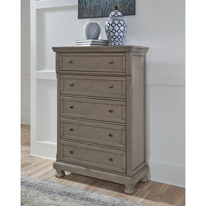 Signature Design by Ashley Lettner 5-Drawer Chest of Drawers in Light Gray
