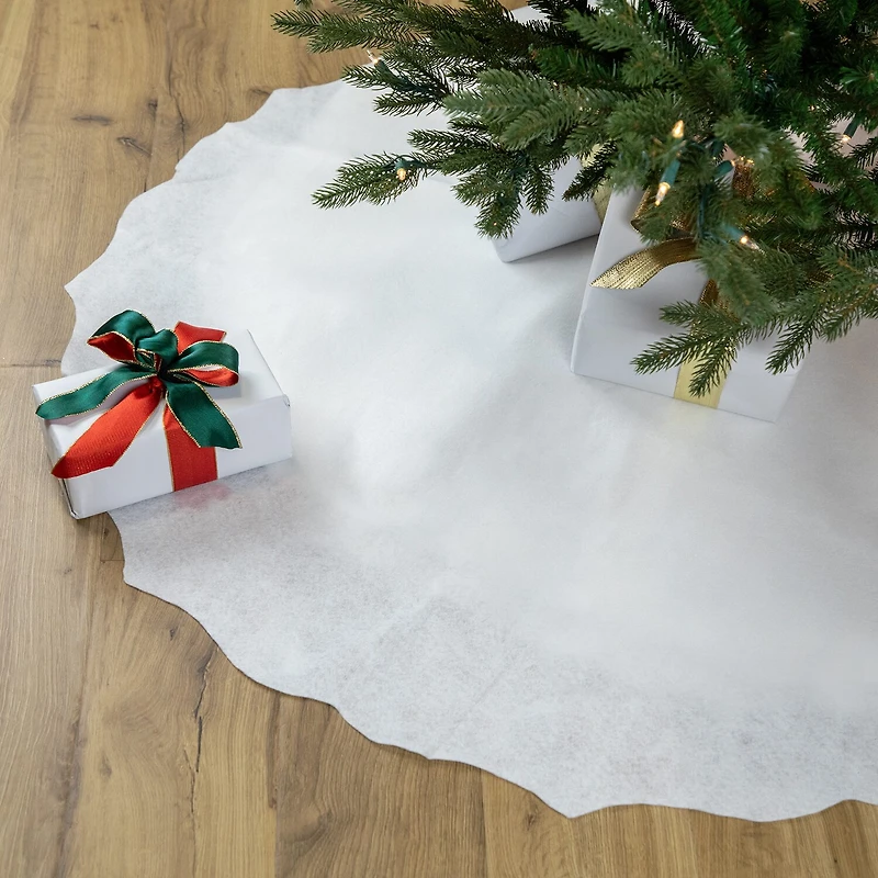 Northlight White Scalloped Edge Tree Skirt