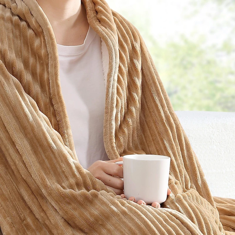 Eddie Bauer Mountain Valley Heated Midweight Blanket