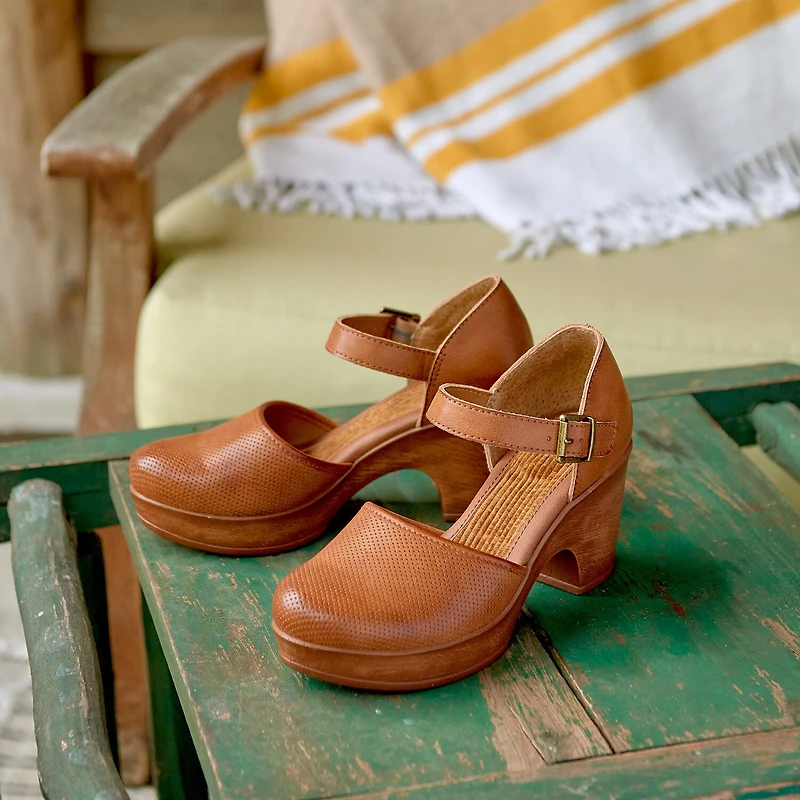 BOC by Born Gia Womens Round Closed Toe Clogs