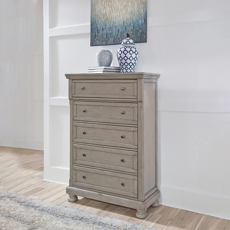 Signature Design by Ashley Lettner 5-Drawer Chest of Drawers in Light Gray