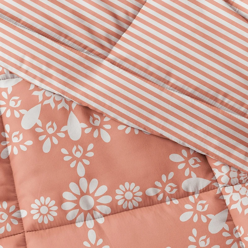 Casual Comfort Daisy Medallion Reversible Down-Alternative Comforter
