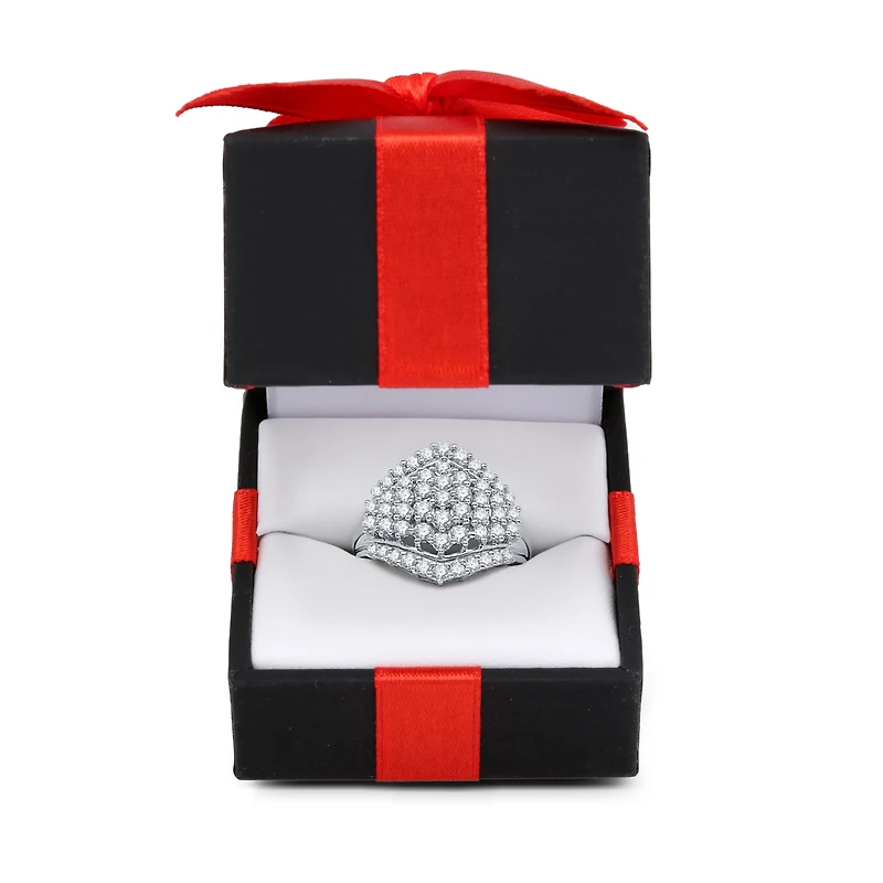 Womens / CT. T.W. Natural White Diamond 10K Gold Cluster Cocktail Ring