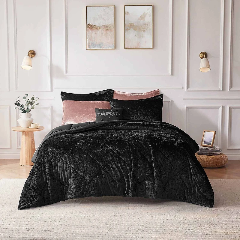 Intelligent Design Isabel Velvet Duvet Cover Set with decorative pillow