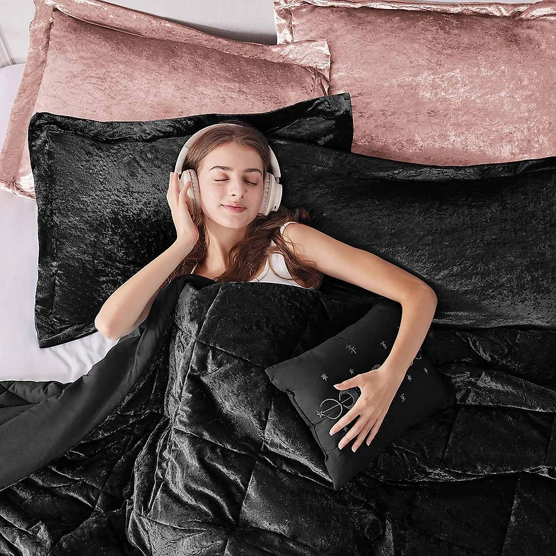 Intelligent Design Isabel Velvet Duvet Cover Set with decorative pillow