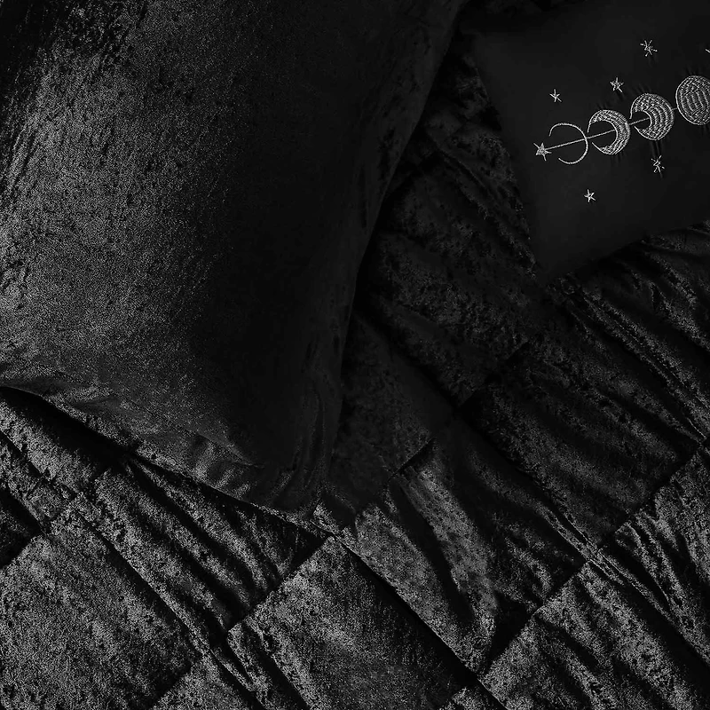 Intelligent Design Isabel Velvet Duvet Cover Set with decorative pillow