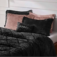 Intelligent Design Isabel Velvet Duvet Cover Set with decorative pillow