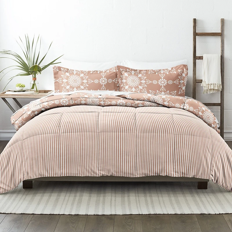 Casual Comfort Daisy Medallion Reversible Down-Alternative Comforter