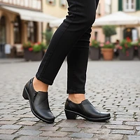 Easy Street Rey Womens Round Closed Toe Clogs
