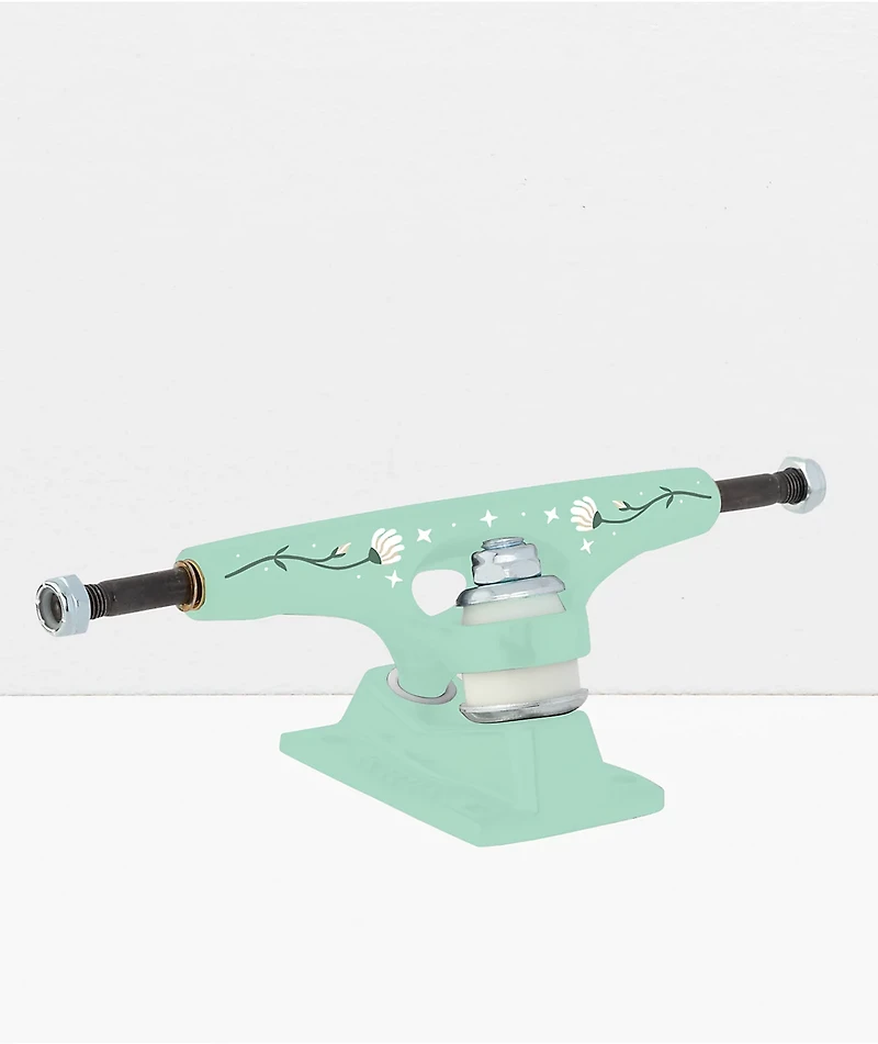 Krux Nora K5 Lori D 8.25" Skateboard Trucks
