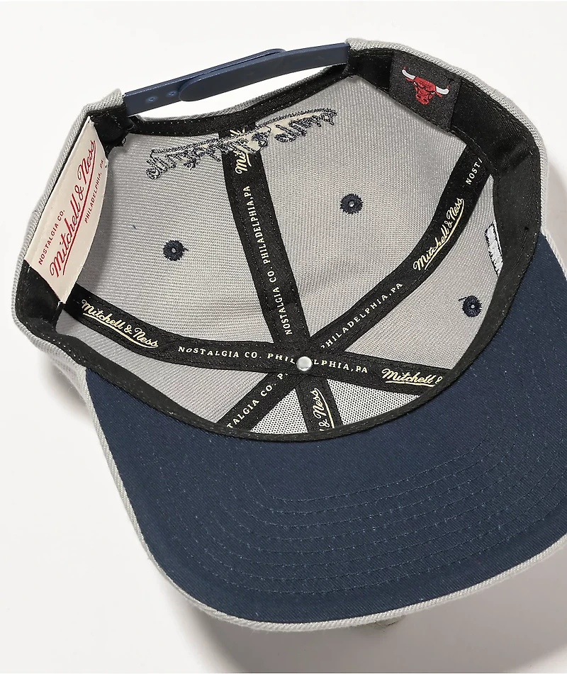 Mitchell & Ness x NBA Chicago Bulls District Grey & Navy Blue Snapback Hat