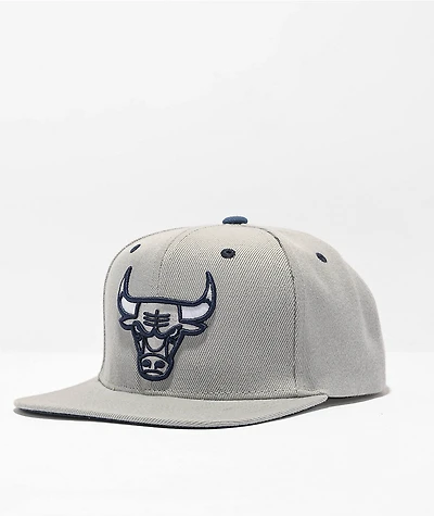 Mitchell & Ness x NBA Chicago Bulls District Grey & Navy Blue Snapback Hat