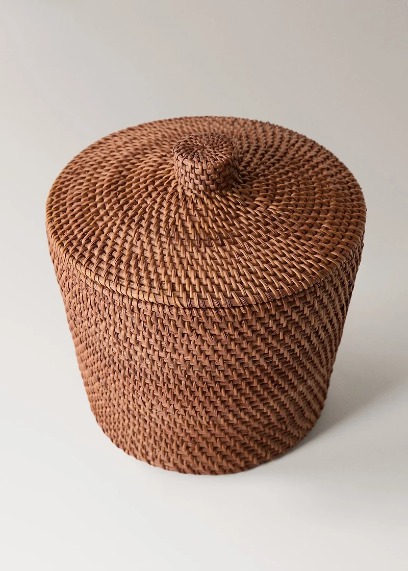 Fine rattan box with lid