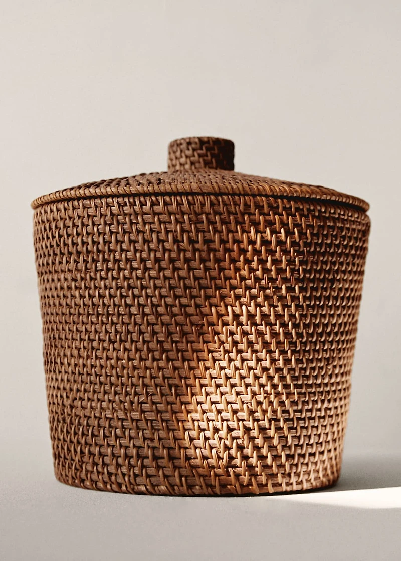 Fine rattan box with lid