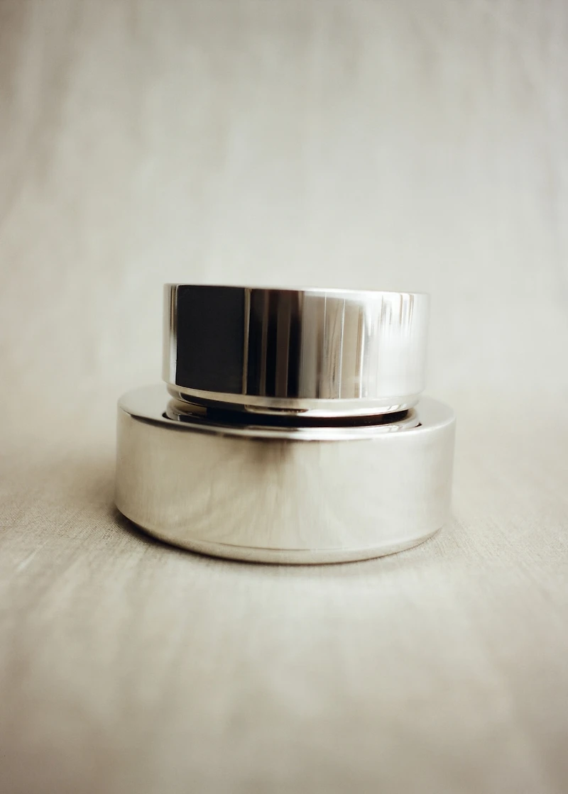 Medium round metal box