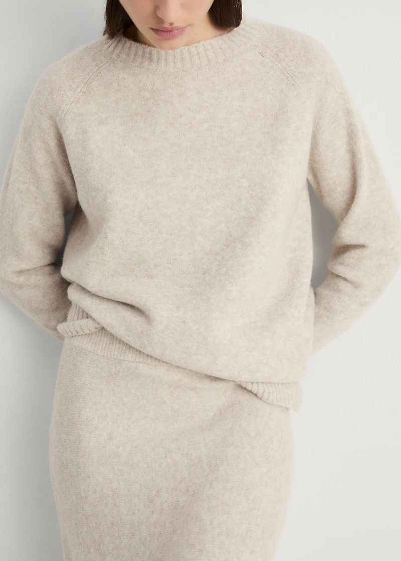 Round-neck knitted sweater