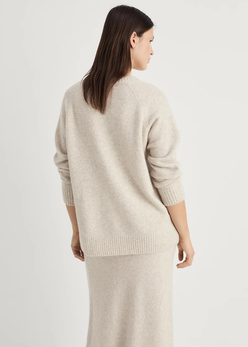 Round-neck knitted sweater