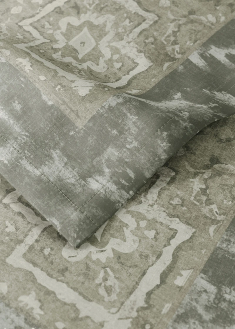 Damask-print cotton tablecloth for 6 to 8 diners