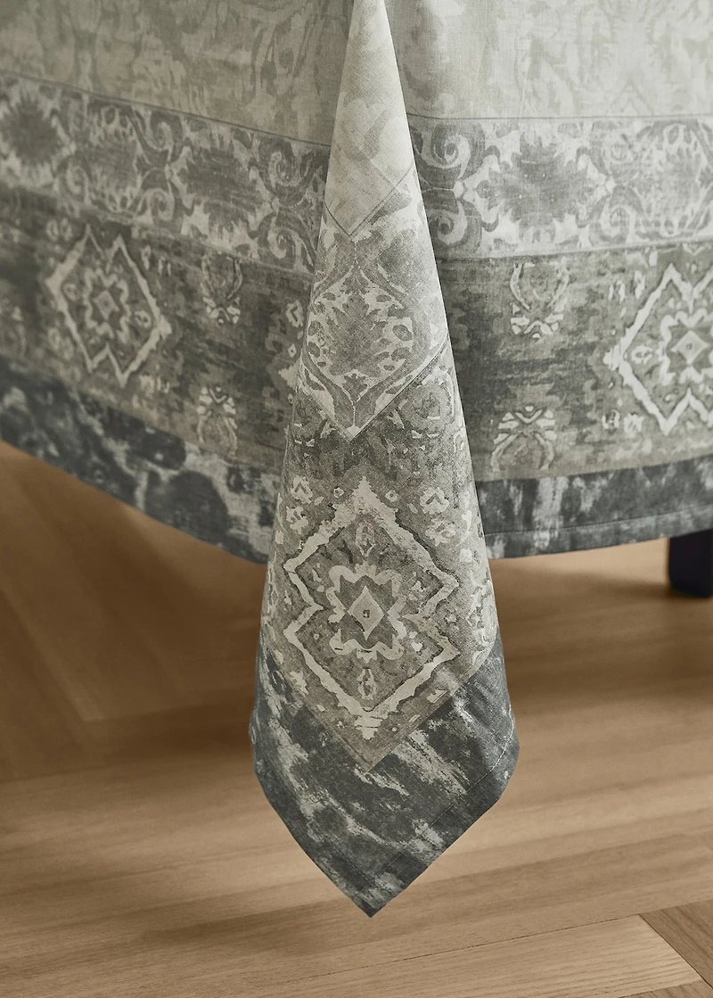 Damask-print cotton tablecloth for 6 to 8 diners