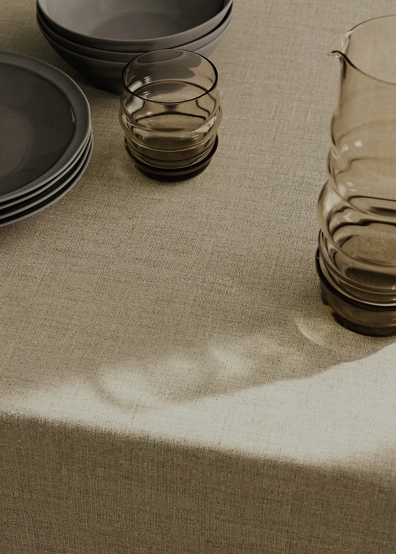 100% resin-coated linen tablecloth with contrasting overlock for 6 to 8 diners