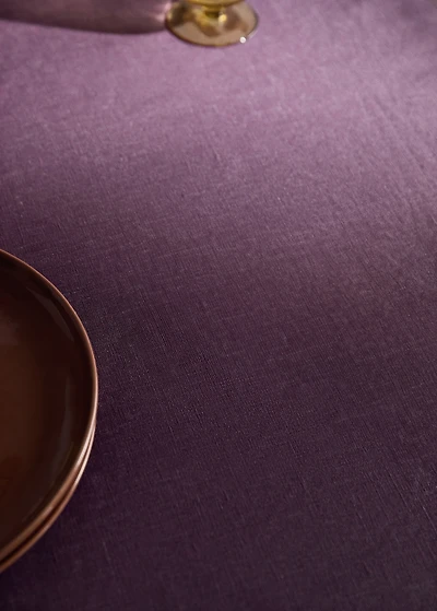 Resin-coated 100% linen tablecloth with contrasting overlock for 6 to 8 diners