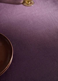 Resin-coated 100% linen tablecloth with contrasting overlock for 6 to 8 diners