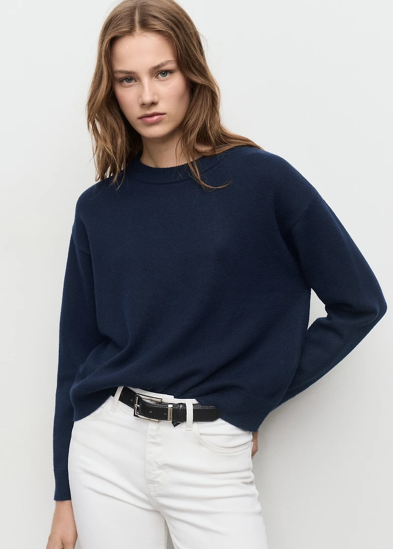 Round-neck knitted sweater