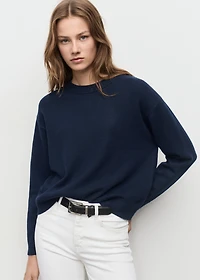Round-neck knitted sweater