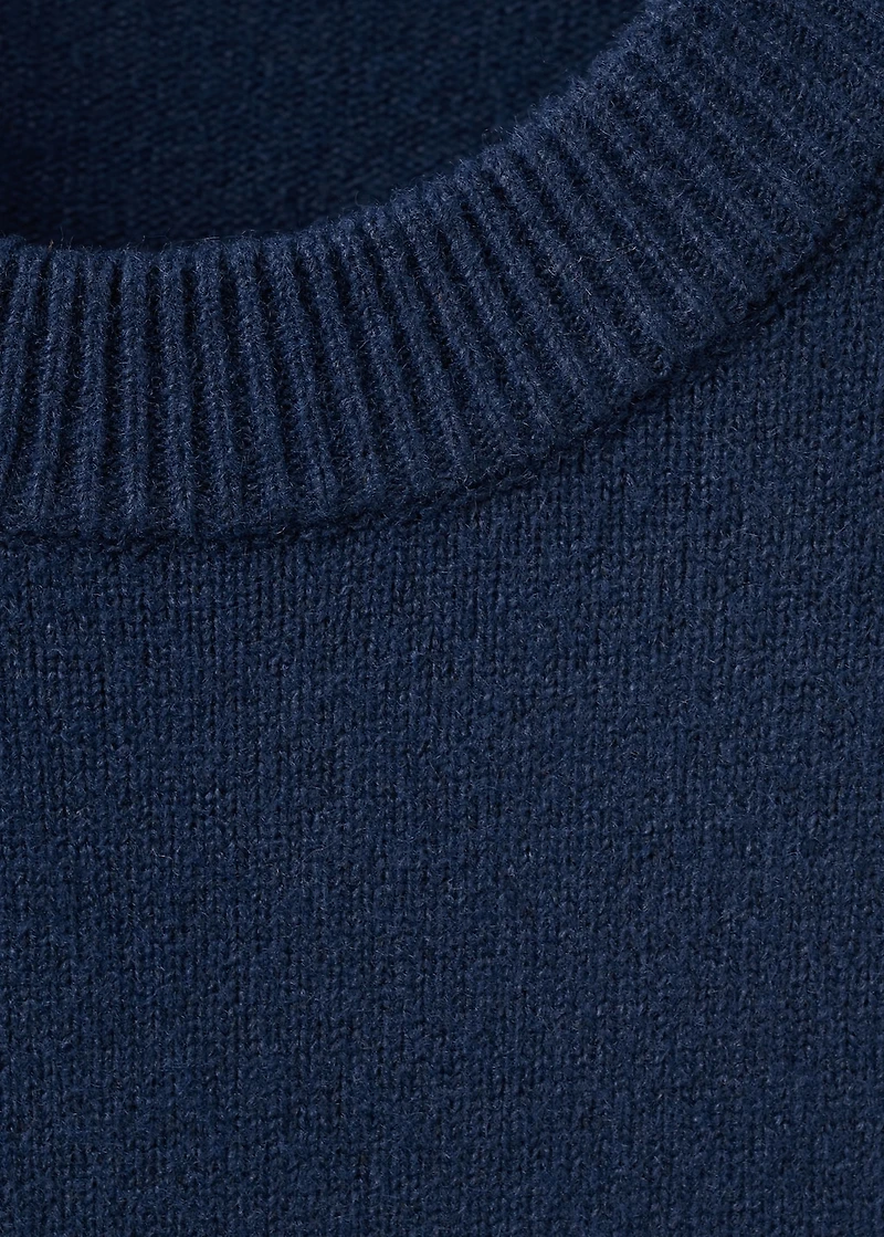 Round-neck knitted sweater