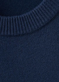 Round-neck knitted sweater