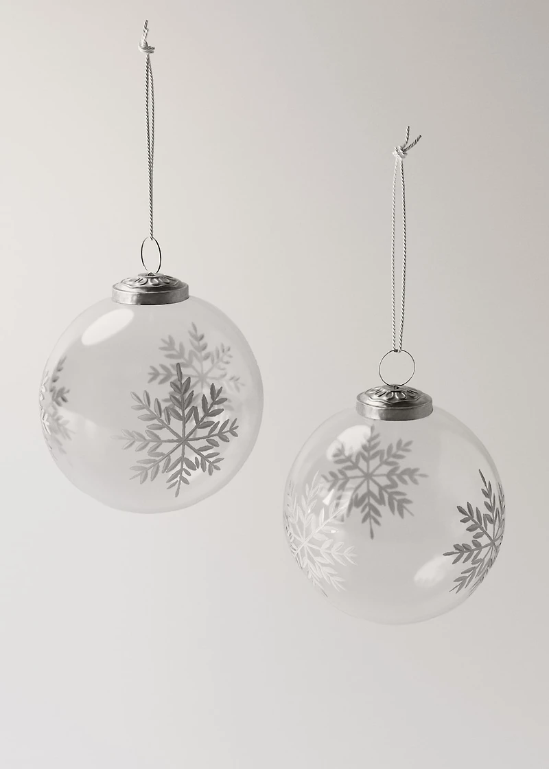 Tree decorations with snowflake detail