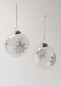 Tree decorations with snowflake detail