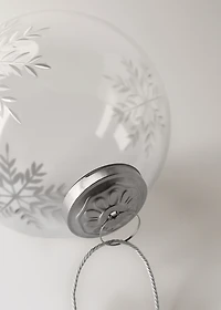 Tree decorations with snowflake detail