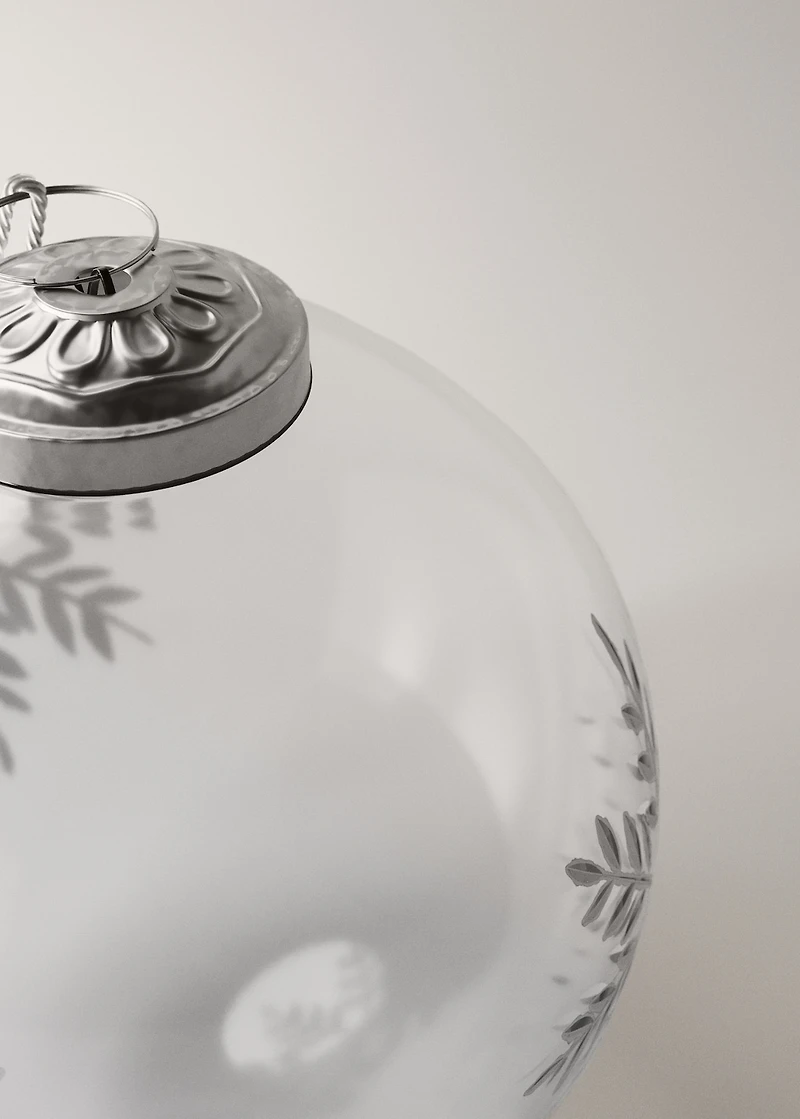 Tree decorations with snowflake detail