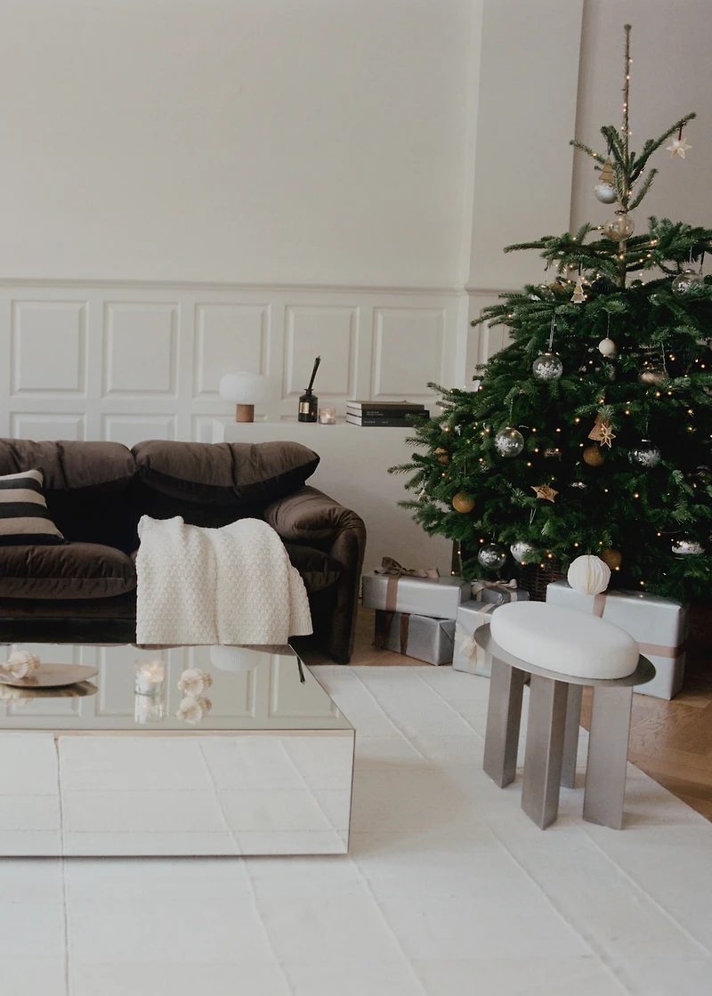 Tree decorations with snowflake detail