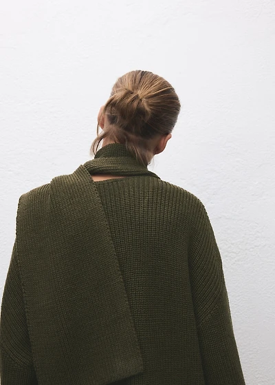 Knitted sweater with scarf