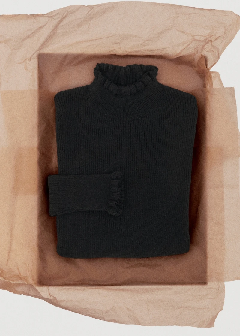 Ribbed sweater with scalloped finishes