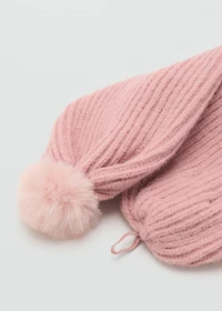 Knitted scarf with tassel