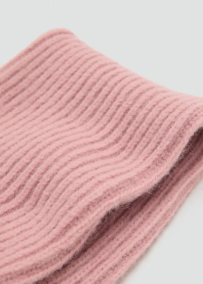 Knitted scarf with tassel