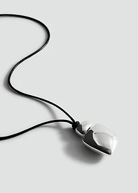 Metal pendant necklace