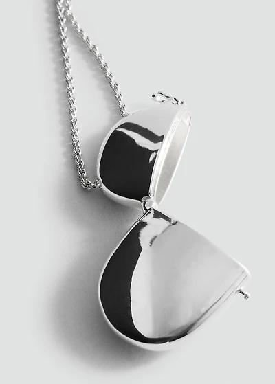 Metal pendant necklace