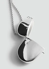 Metal pendant necklace