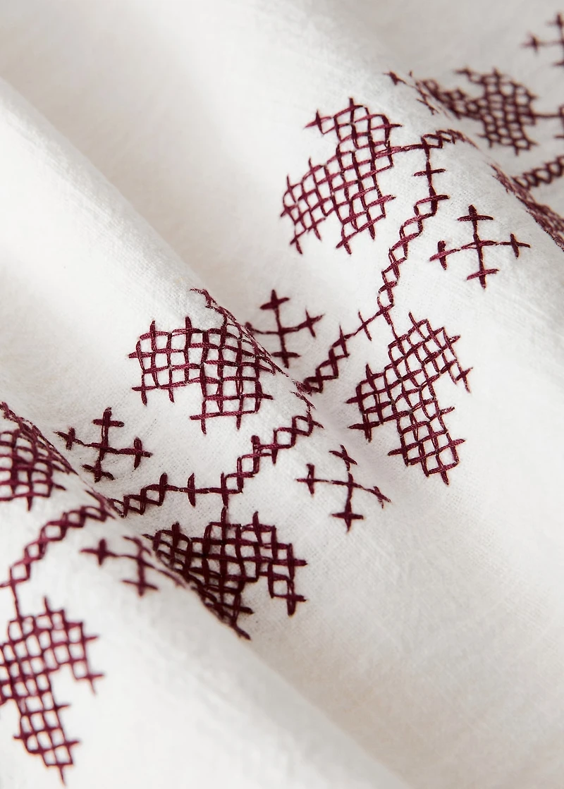 Ramie cotton tablecloth with embroidered details for 8 to diners