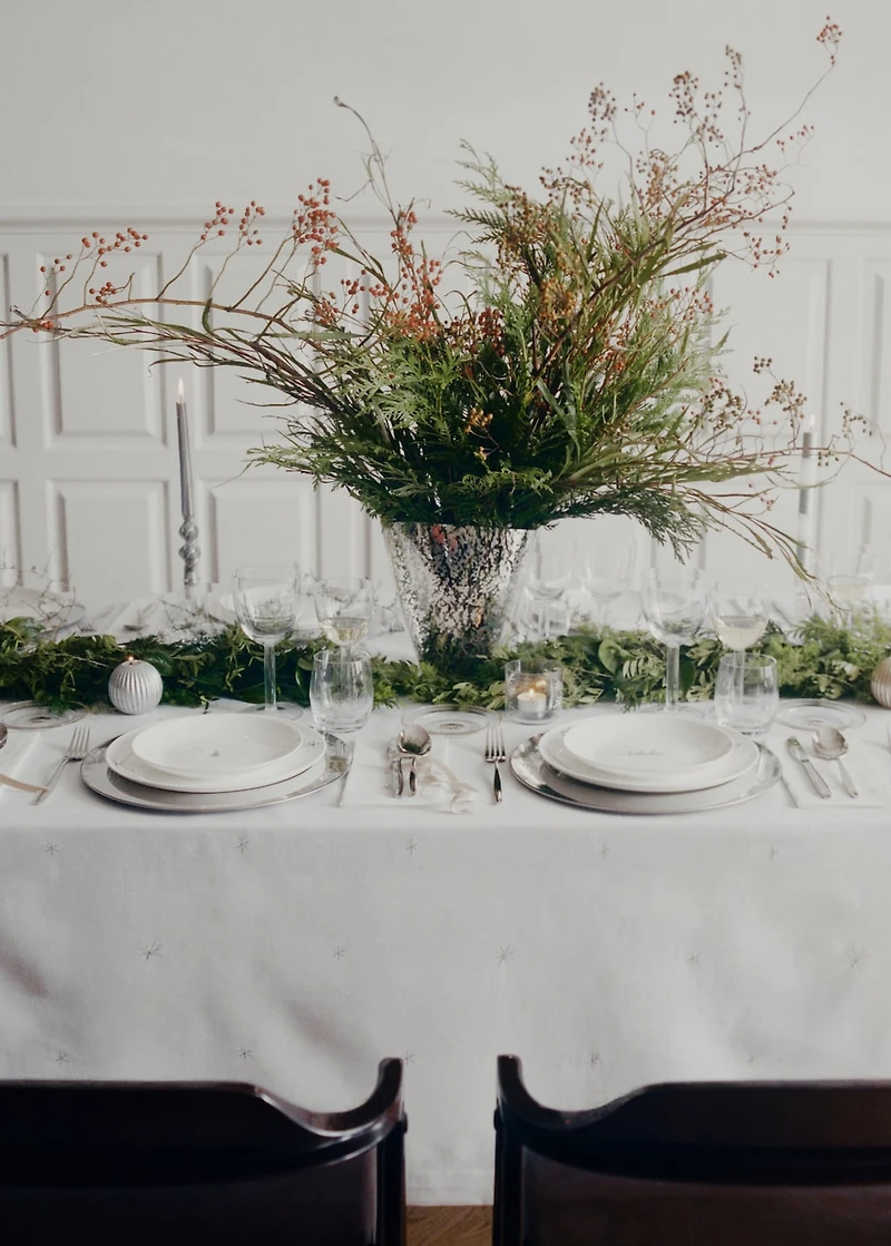 100% cotton tablecloth with embroidered star details for 6 to 8 diners