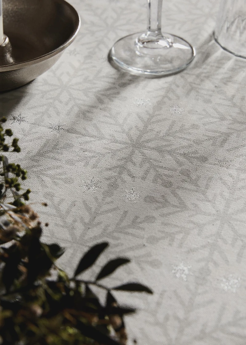 Tablecloth with Christmas snowflake printed motif for to 8 diners