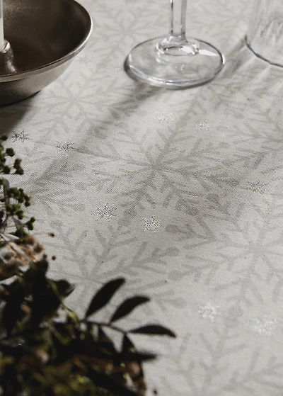 100% cotton tablecloth with Christmas snowflake printed motif for 6 to 8 diners