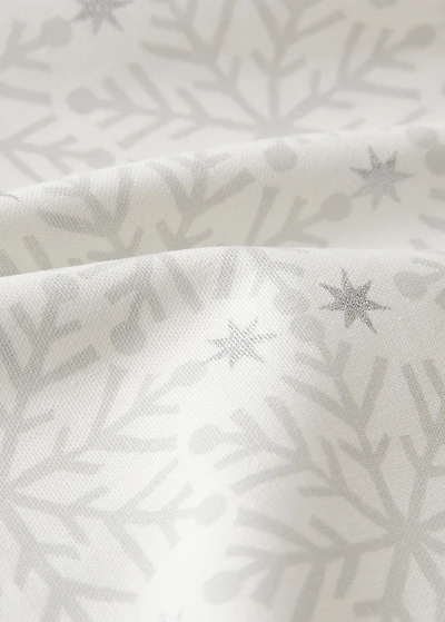 100% cotton tablecloth with Christmas snowflake printed motif for 2 to 4 diners